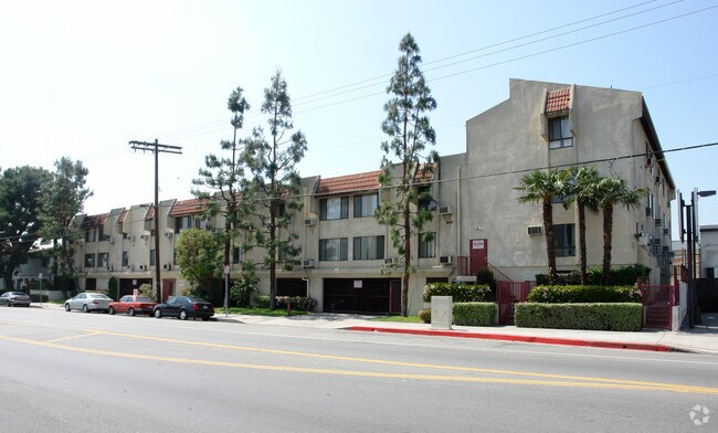 Building Photo - 7139 Hazeltine Ave