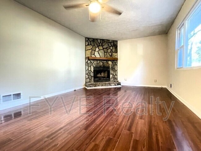Building Photo - 391 Donfred Dr SW