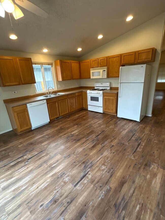 Foto del edificio - Beautiful 3 Bedroom 2 Bath Single Level Ho...