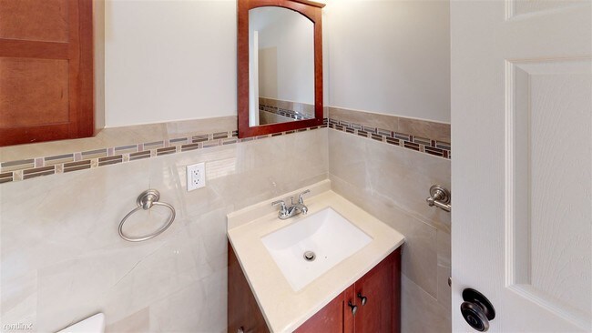 Building Photo - 195 Gates Ave