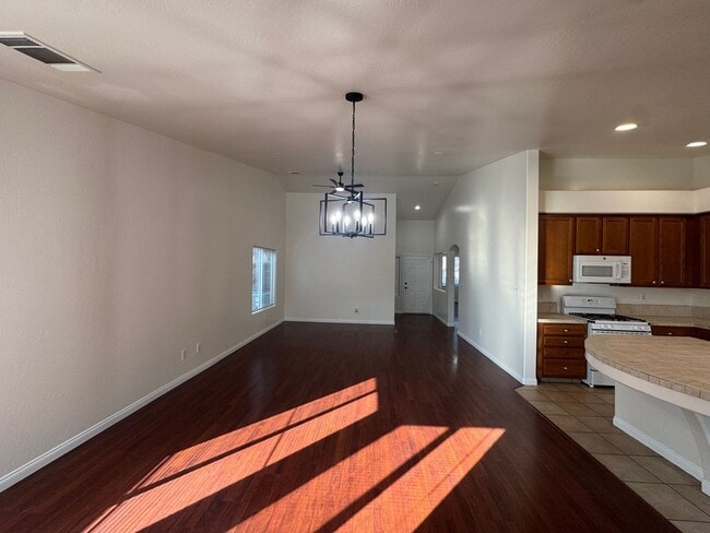 Building Photo - Spacious SW home with an office!