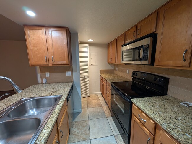 Building Photo - 1 Bedroom and 1 Bath