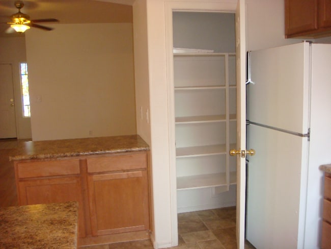 Building Photo - 608 N Robles St