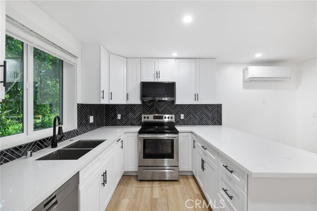 Foto del edificio - 17000 Burbank Blvd