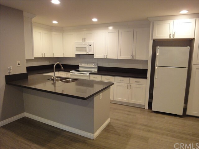 Building Photo - 2511 W Sunflower Ave