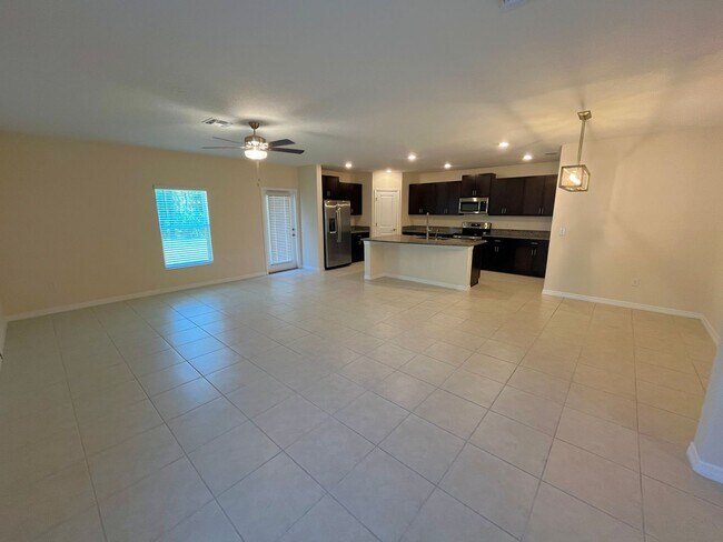 Building Photo - Sapcious 5-Bedroom Home In Quiet Lakeland ...