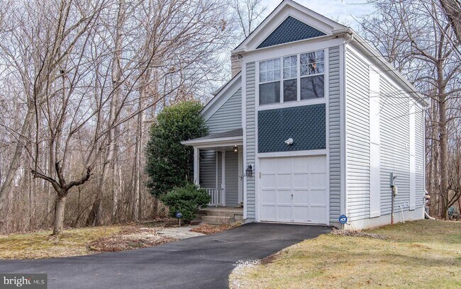 Foto del edificio - Discover this updated single family home with a garage, offering comfort and style in the sought ...