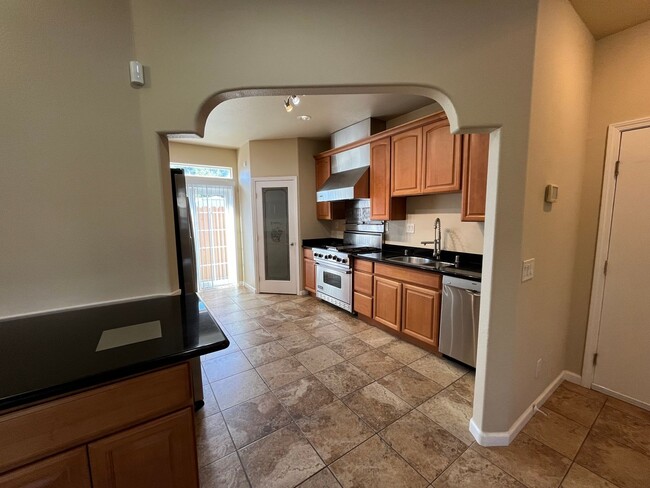 Foto del edificio - Upgraded and Beautiful Spacious 4 Bedroom ...