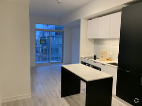 Building Photo - 33 Helendale Av