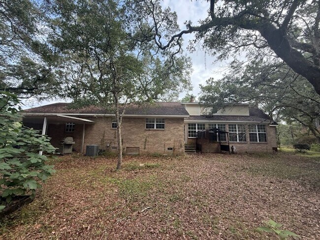 Foto del edificio - Farm House w/pastures For Lease