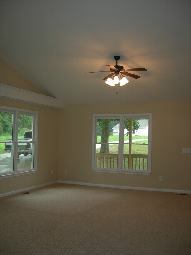 Building Photo - 137 Zachary Dr