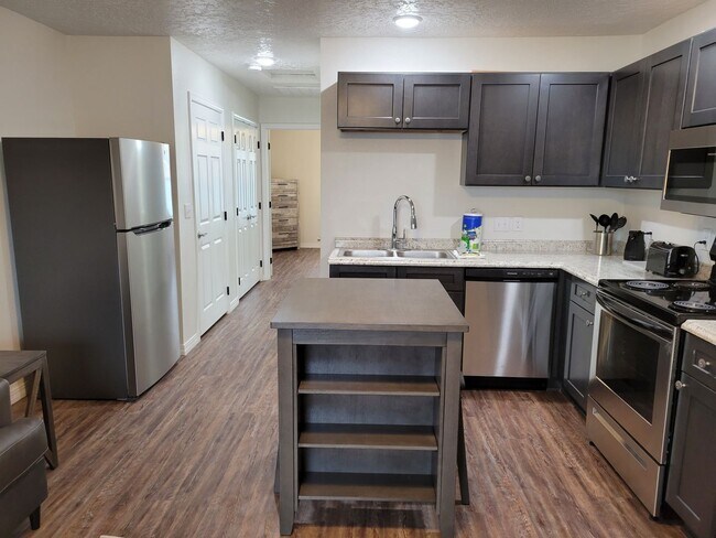 Foto del edificio - NEW LUXURY ONE BEDROOM APARTMENT FULLY FUR...