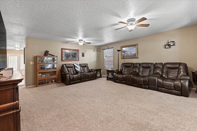 Building Photo - Beautiful & Spacious 4-Bedroom Home with 3...