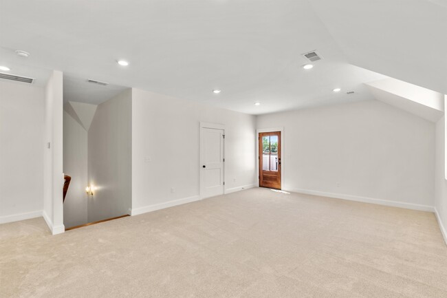 Building Photo - 125 Vanden St