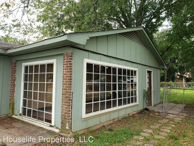 Building Photo - 4 br, 1.5 bath House - 3621 Red Bud Ln