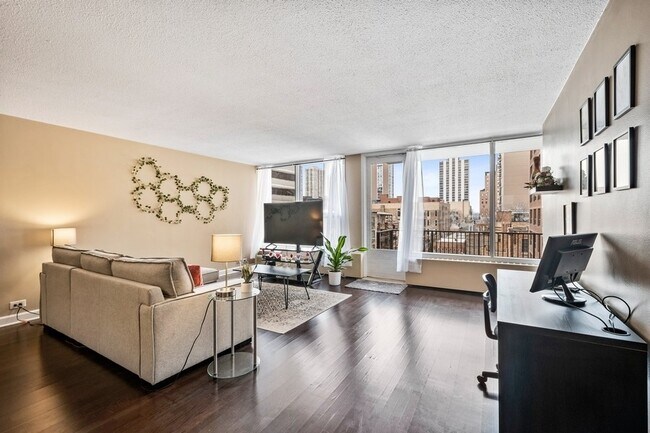 Foto del edificio - 1400 N State Pkwy