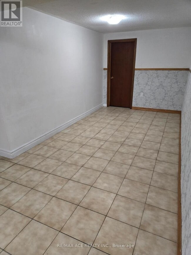 Building Photo - 45 Wheelwright Crescent