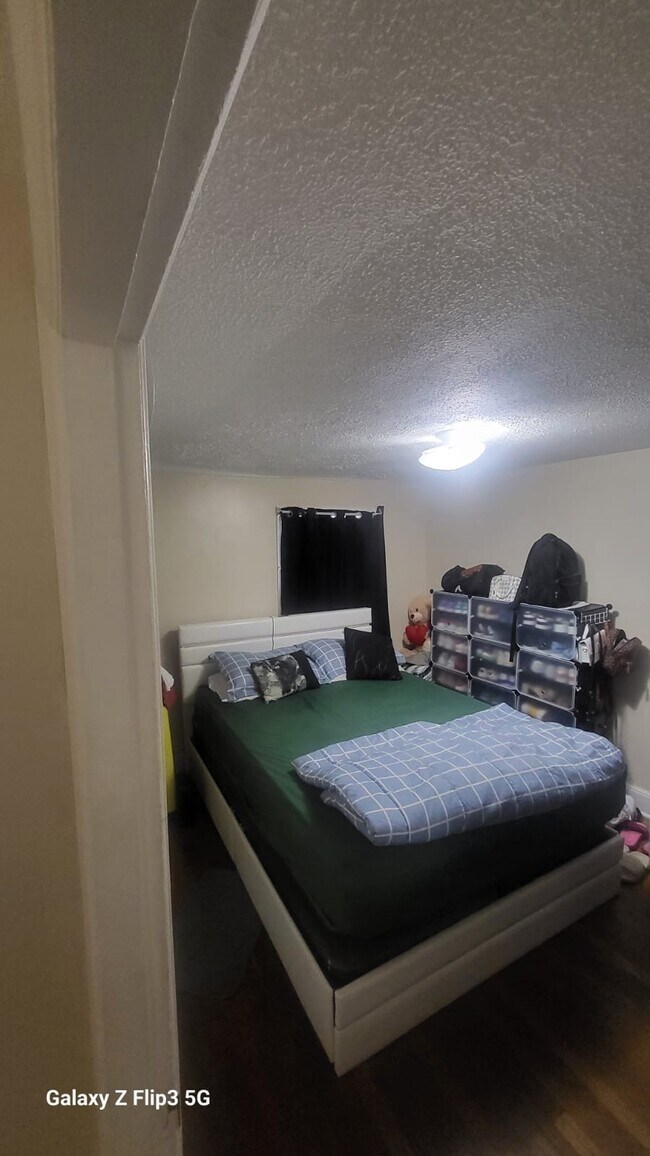 Foto del edificio - 860 Mineral Spring Ave