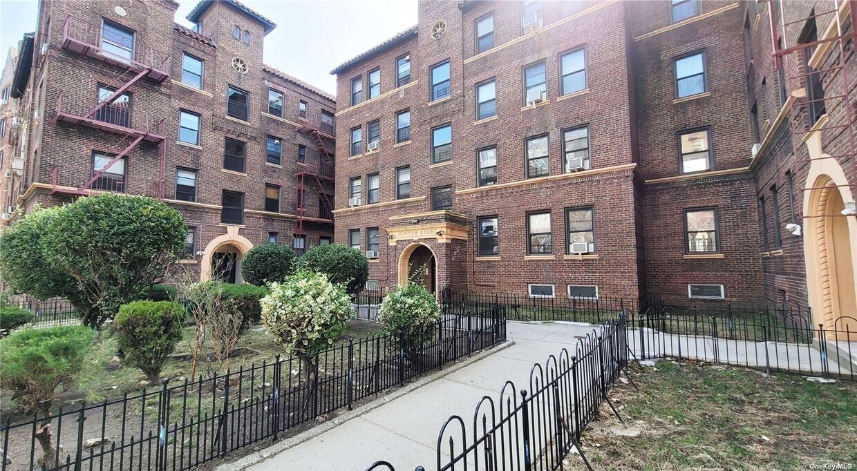 Primary Photo - 62-64 Saunders St
