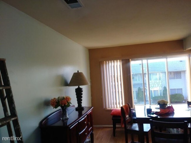 Building Photo - 2 br, 2.5 bath Townhome - 14 Brandis Lane