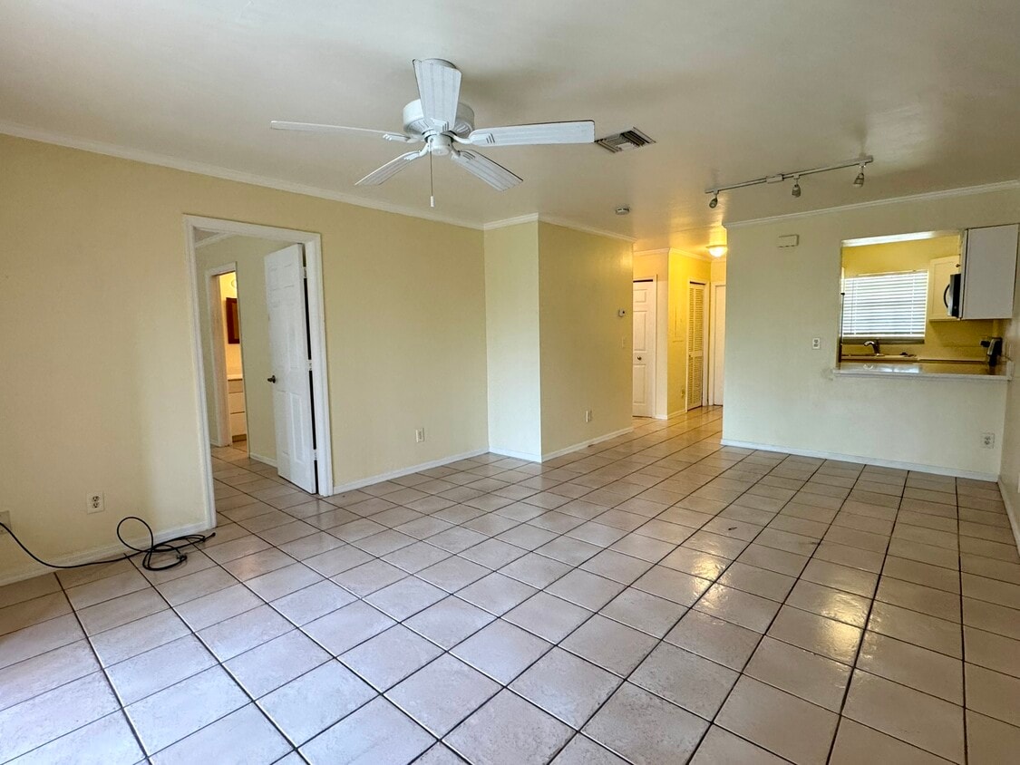 Primary Photo - 2153 Sunshine Blvd