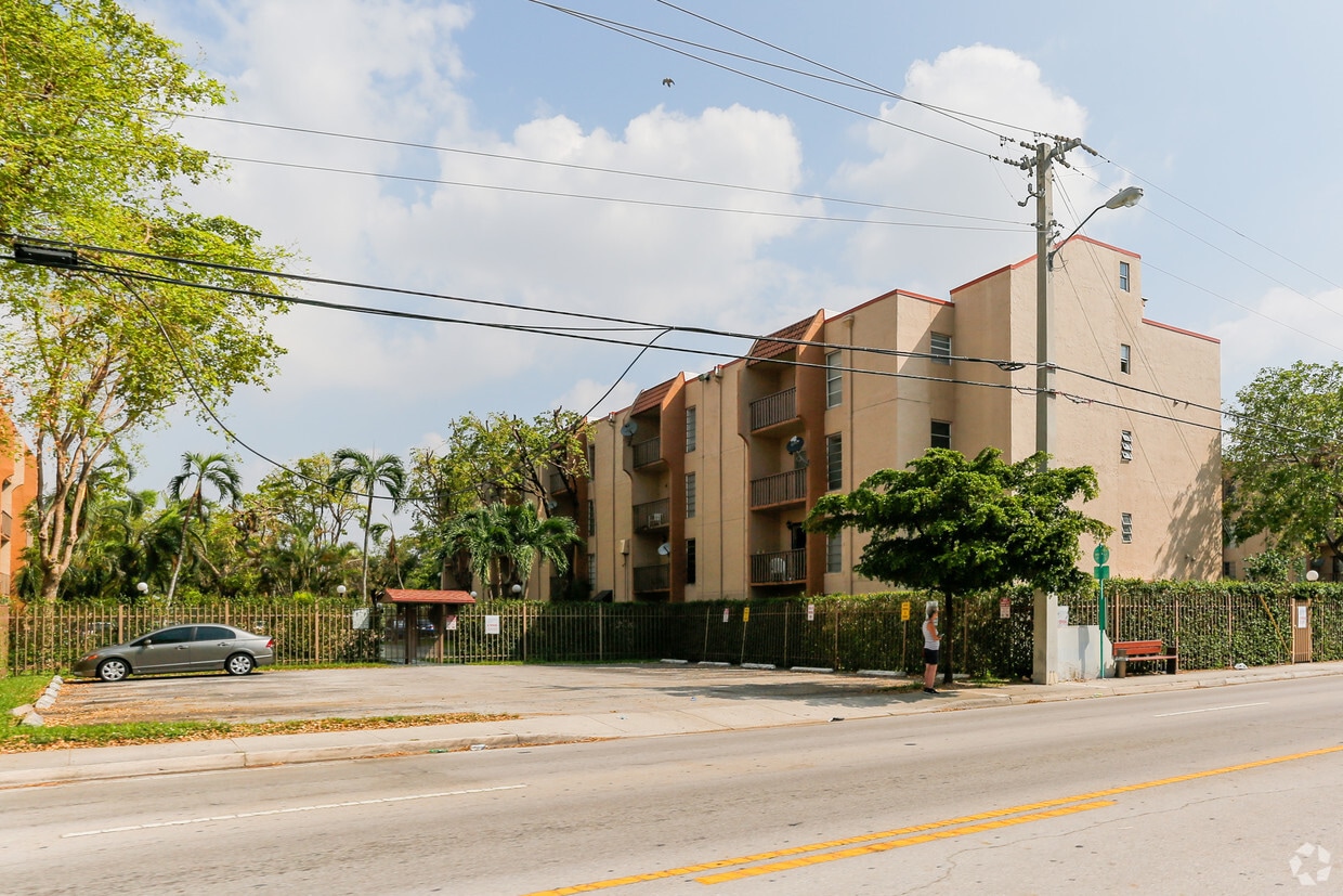 Sunset Villas Apartments in Miami, FL