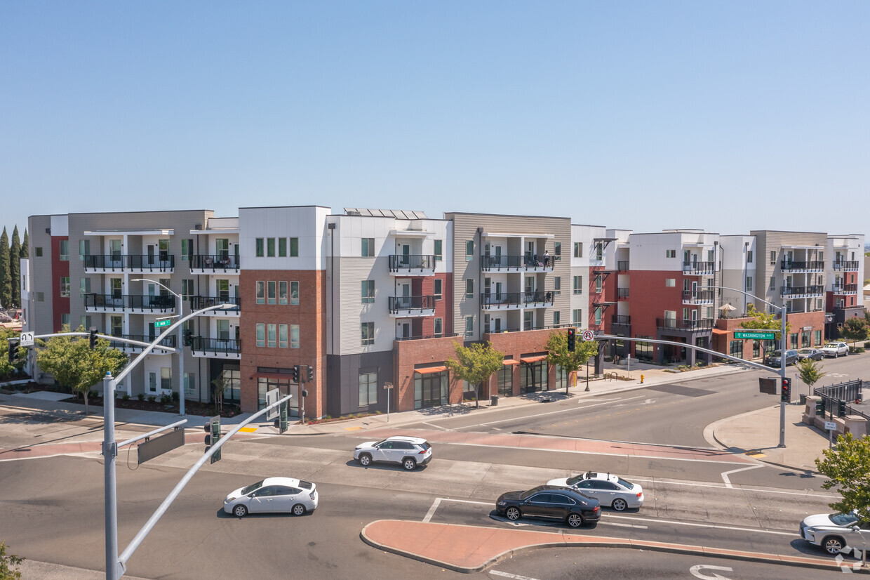 Building Photo - Main Street Plaza