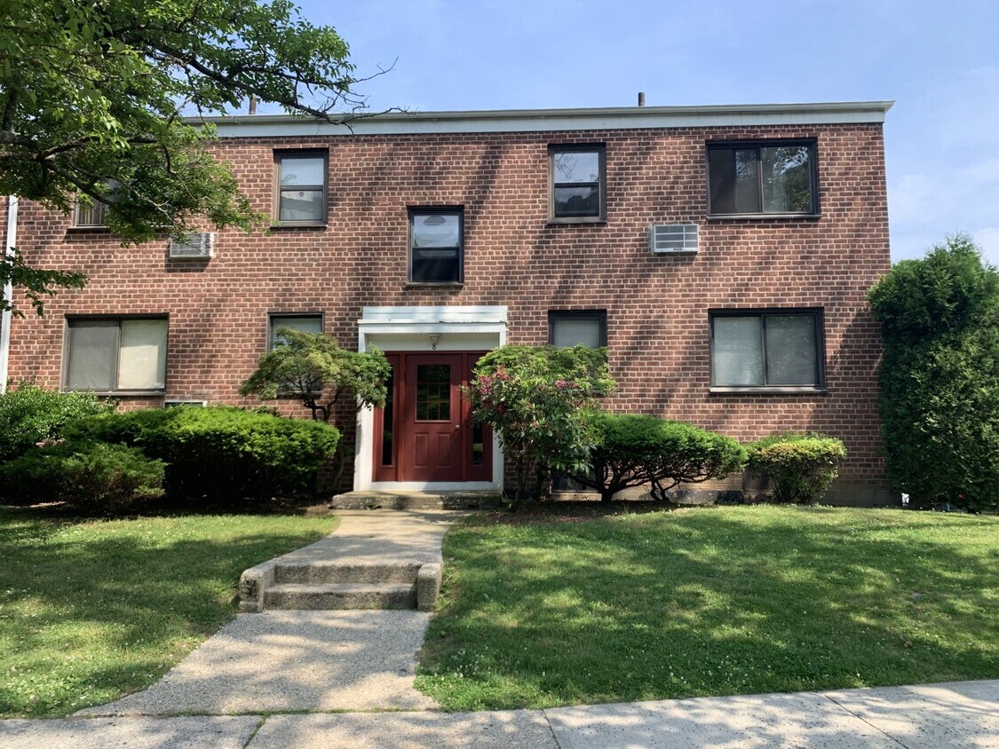 Primary Photo - 8 Lawrence Dr