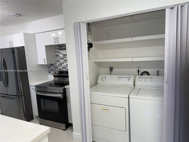 Foto del edificio - 17500 NW 67th Pl