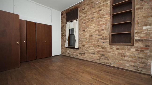 Building Photo - 910 W Wrightwood Ave