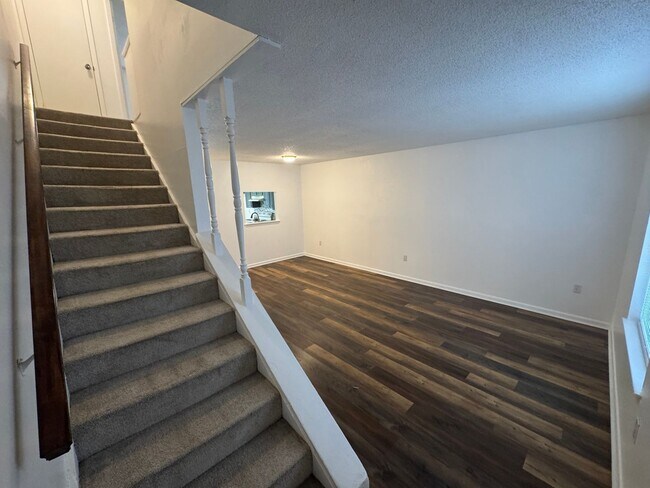 Foto del edificio - 8304 Woodview Dr N