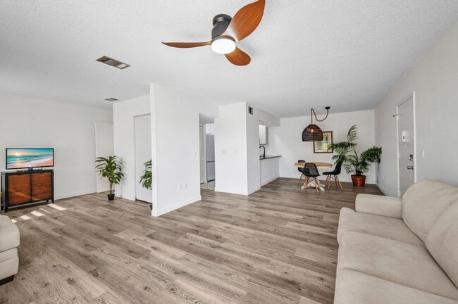 Building Photo - 638 Bird Bay Dr E