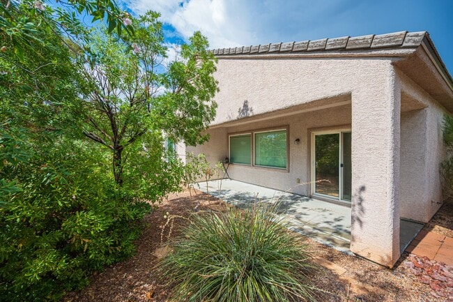 Foto del edificio - Beautiful single story home (55+). 3 Bed 2...