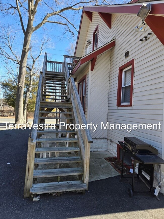 Building Photo - Now Showing for 2026-2027 School Year! College Rental 6 Bed 2 Kitchens