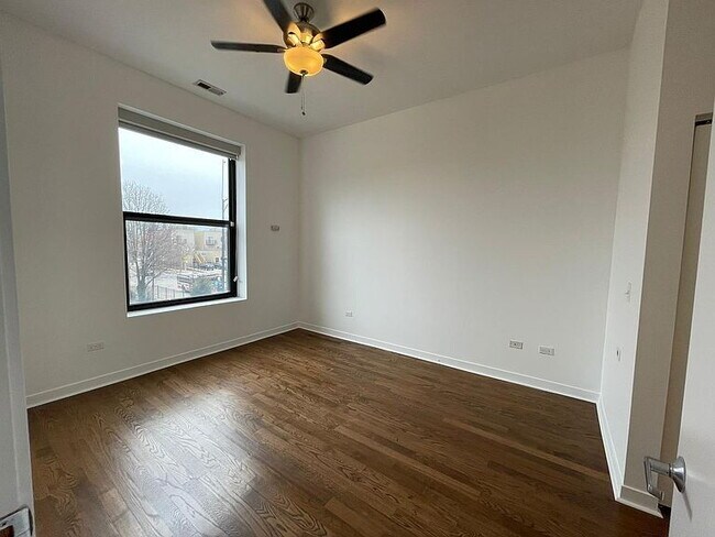 Foto del edificio - "Spacious 3-Bed, 2-Bath Gem in Chicago's Heart – 1205 Sq Ft of Modern Living!"