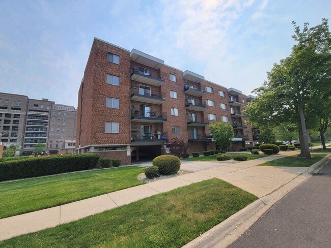 Building Photo - 205 W Miner St