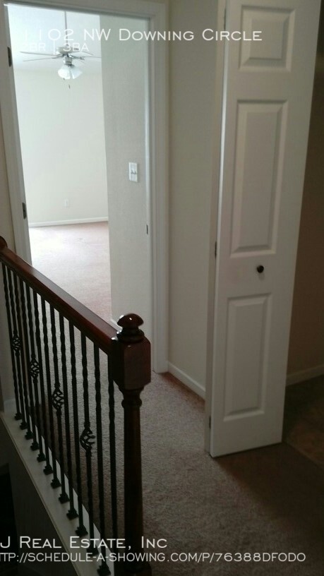 Foto del edificio - 1102 NW Downing Ct