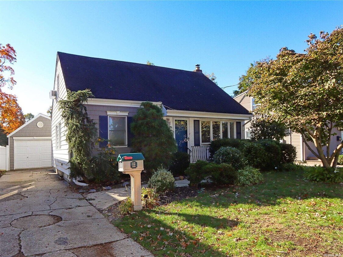 Primary Photo - 139 Van Nostrand Ave