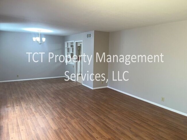 Building Photo - 55+ Community! 2 Bedroom Home