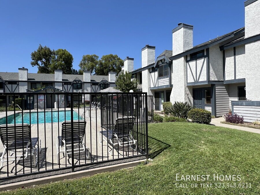 Foto principal - 19231 Sherman Way