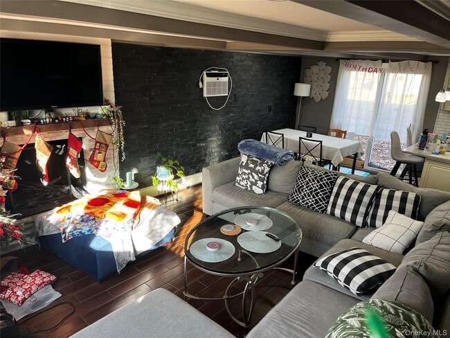 Building Photo - 47 University Heights Dr