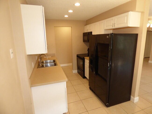 Building Photo - 150 Pineview Rd