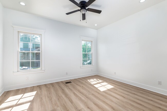 Building Photo - Cozy Retreat  | 2 BD, 1 BA, House near Par...
