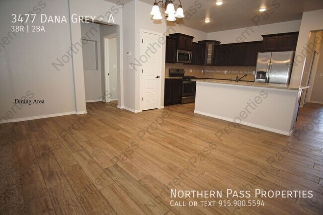 Building Photo - Beautiful 3 bedroom 2 bath duplex w/ 2 Wee...