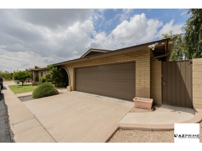 Building Photo - Stylish 2/2 Phoenix Townhome with Open Flo...