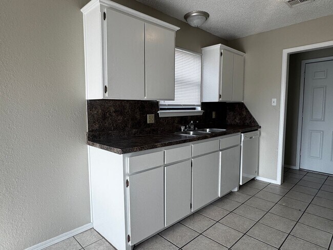 Building Photo - 314 NE Skyline Cir