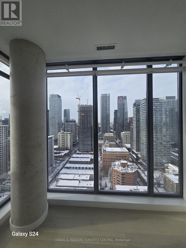 Photo du bâtiment - 81 Wellesley St E