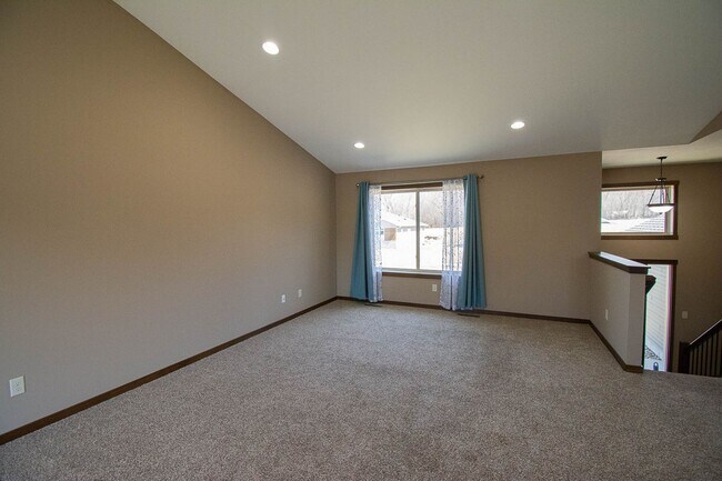 Foto del edificio - Move-In Ready NW Rochester Home with Finished Lower Level