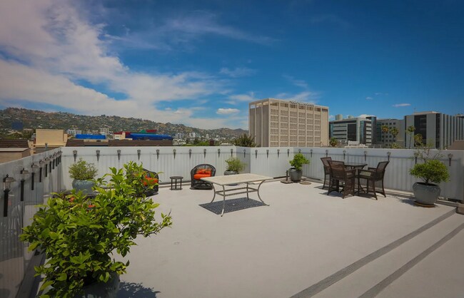 Foto del edificio - 108 S Clark Dr