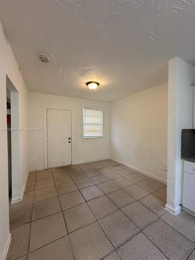 Foto del edificio - 180 NW 17th St